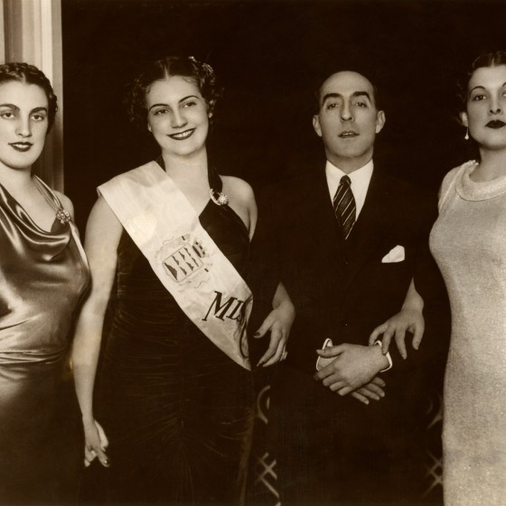 Adalberto Benítez. Alicia Navarro Cambronero con Miss Gomera, Miss Hierro y el presidente del Casino de Tenerife, 1935. Colección Centro de Fotografía Isla de Tenerife. TEA, Cabildo Insular de Tenerife.jpg